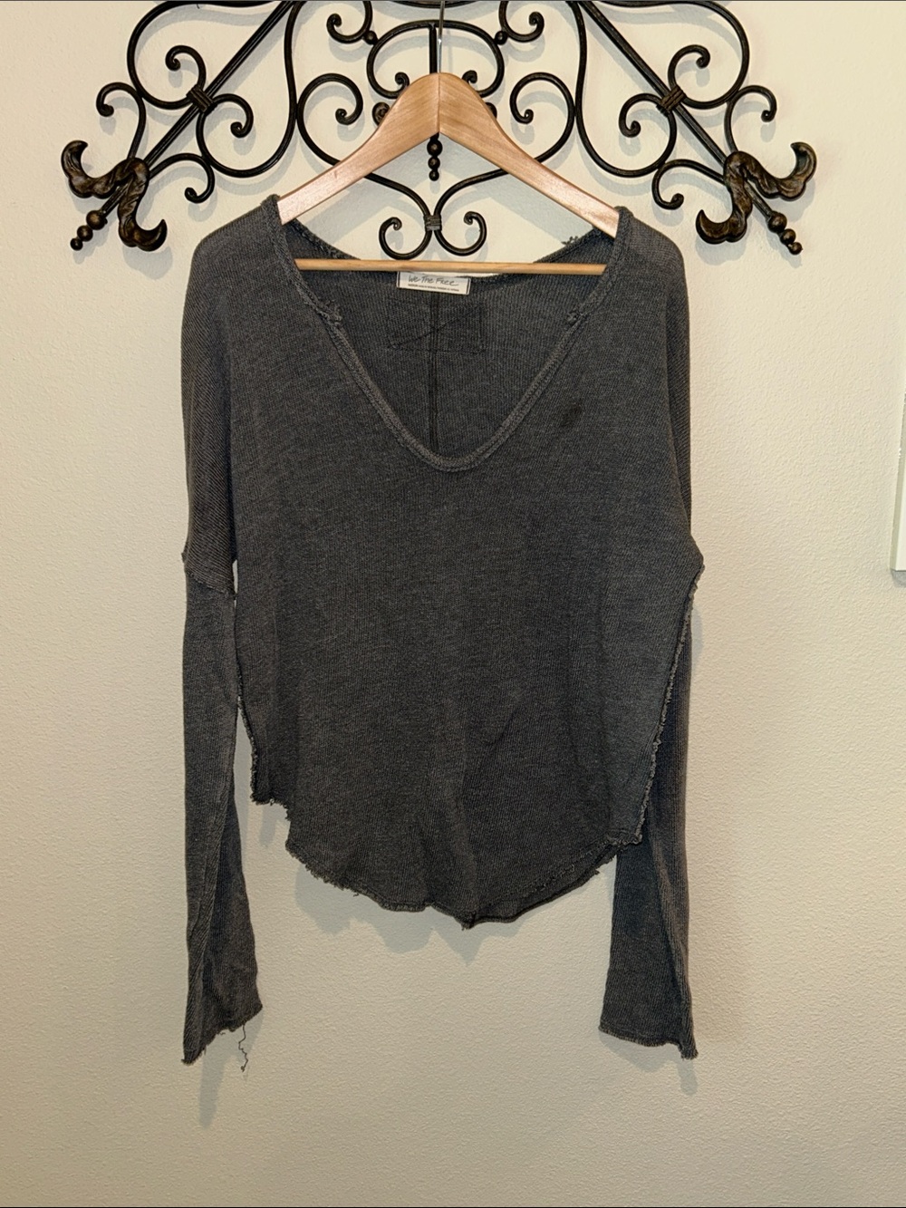 WE THE FREE LONG SLEEVE ACID WASH V-NECK TOP SIZE MEDIUM